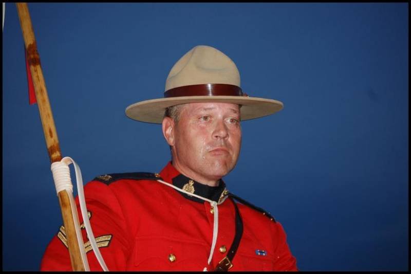 RCMP в красном мундире и шляпе с коричневой лентой, Канада