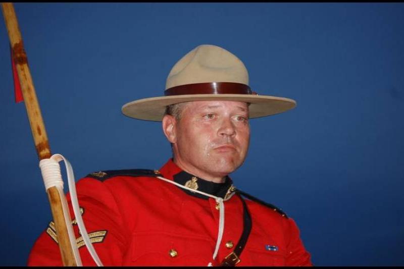 RCMP в красном мундире и шляпе с коричневой лентой, Канада