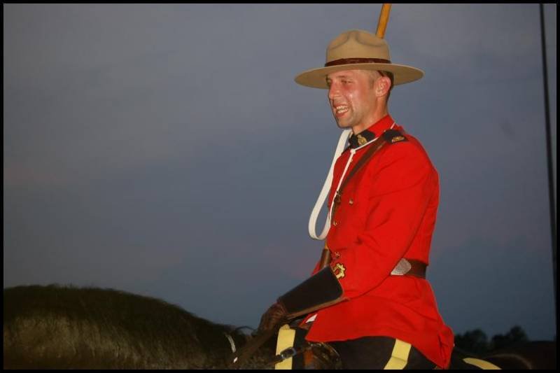 Полуночный караул на коне у стойла RCMP в Канаде