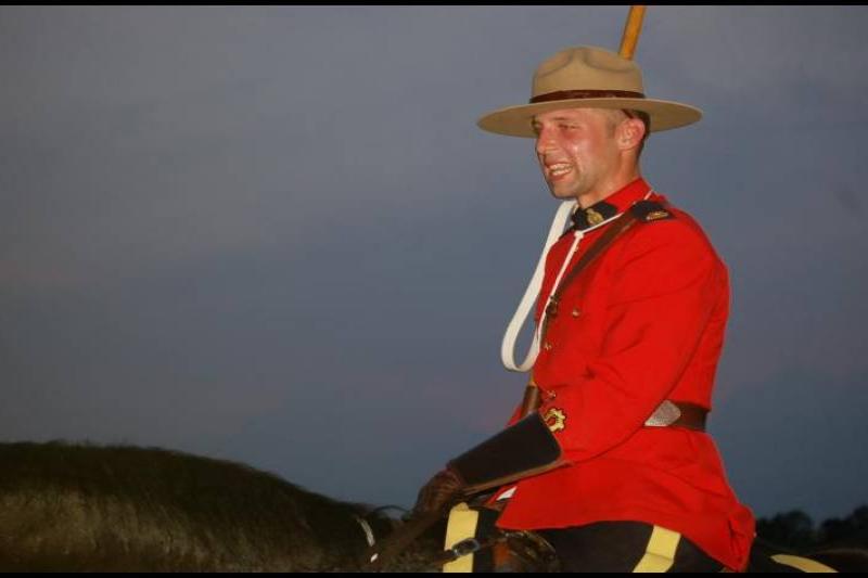 Полуночный караул на коне у стойла RCMP в Канаде