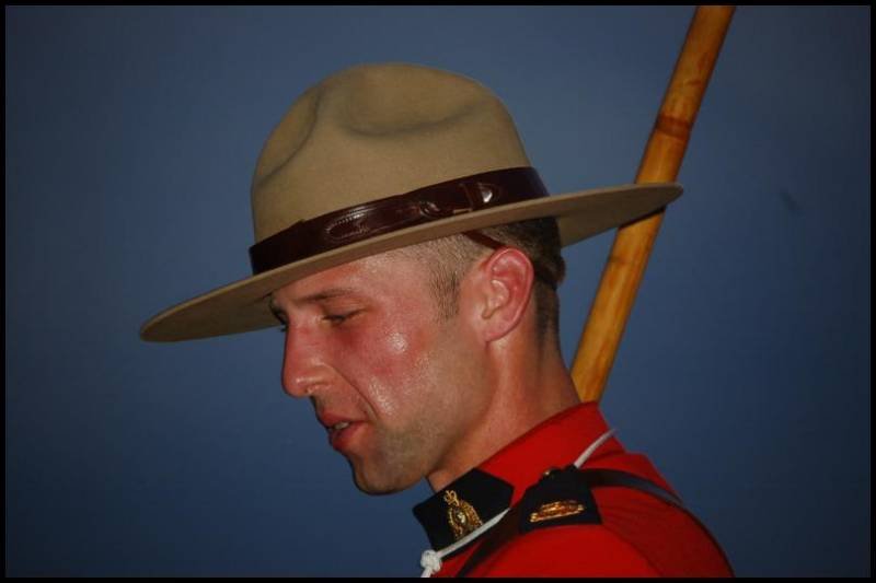 RCMP в Канаде: красный мундир и шляпа с кожаным ремнем