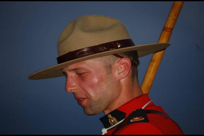 RCMP в Канаде: красный мундир и шляпа с кожаным ремнем