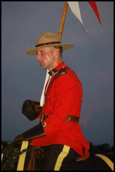Конный патруль RCMP в сумерках, Канада
