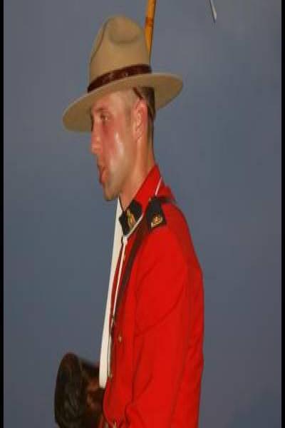 Конный патруль RCMP в сумерках, Канада
