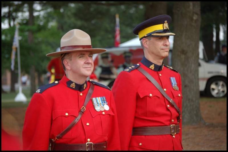 RCMP в традиционной форме на церемонии в Канаде