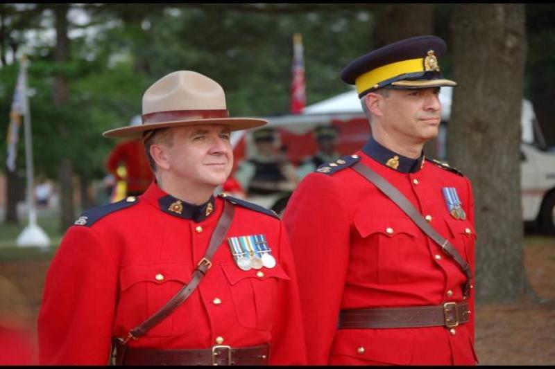 RCMP в традиционной форме на церемонии в Канаде