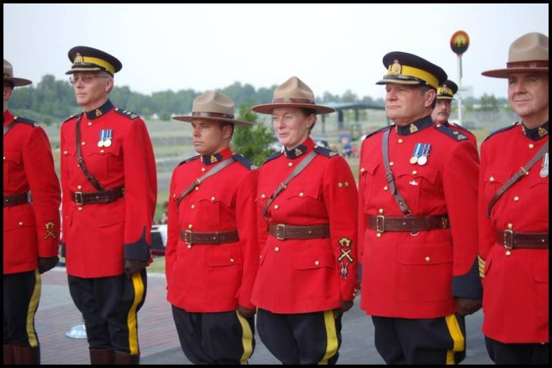 RCMP в форме старой эпохи на церемонии в Канаде