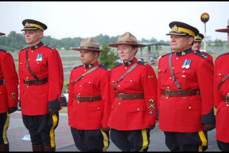 RCMP в форме старой эпохи на церемонии в Канаде
