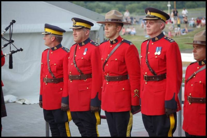 RCMP в красных мундирах на церемонии в Канаде