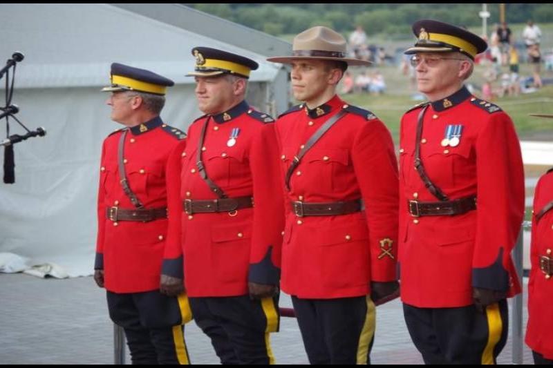RCMP в красных мундирах на церемонии в Канаде