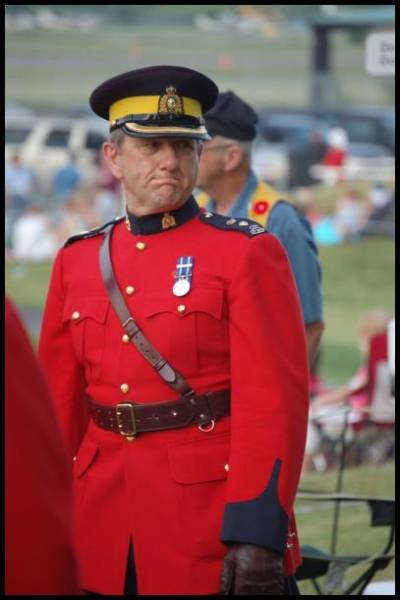 RCMP в красном мундире на параде в Канаде