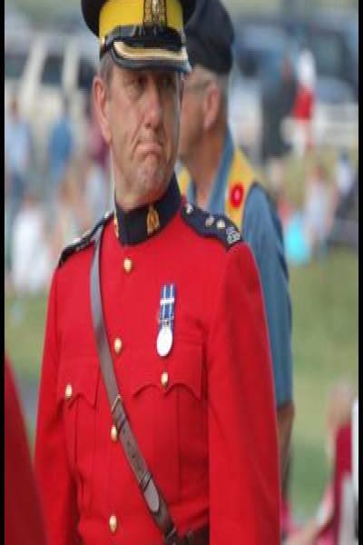 RCMP в красном мундире на параде в Канаде