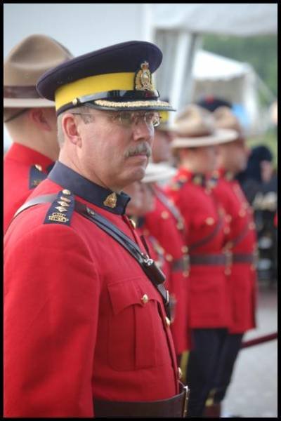 RCMP в красных мундирах на церемонии в Канаде