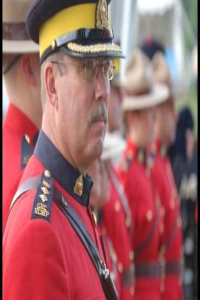 RCMP в красных мундирах на церемонии в Канаде