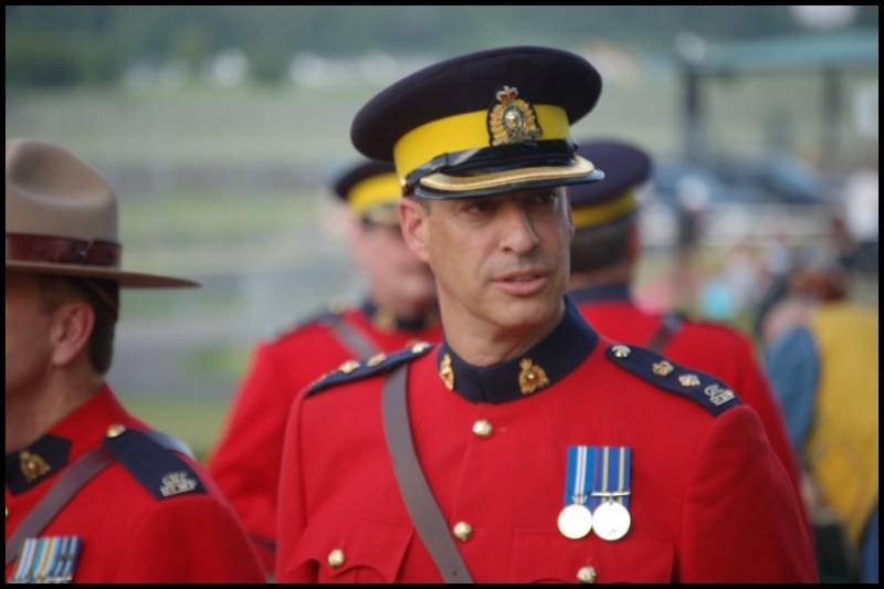 RCMP в красных мундирах на церемонии в Канаде