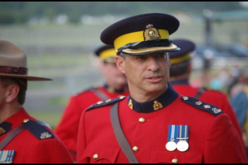 RCMP в красных мундирах на церемонии в Канаде