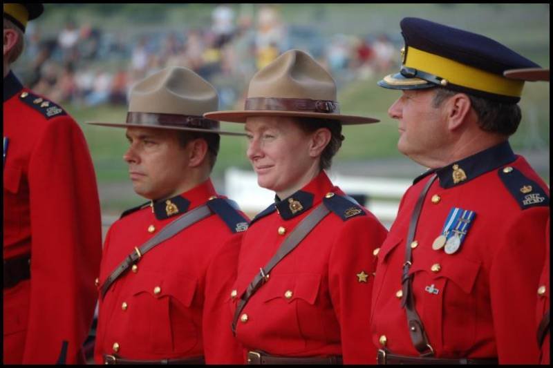 RCMP в красных мундирах на церемонии в Канаде