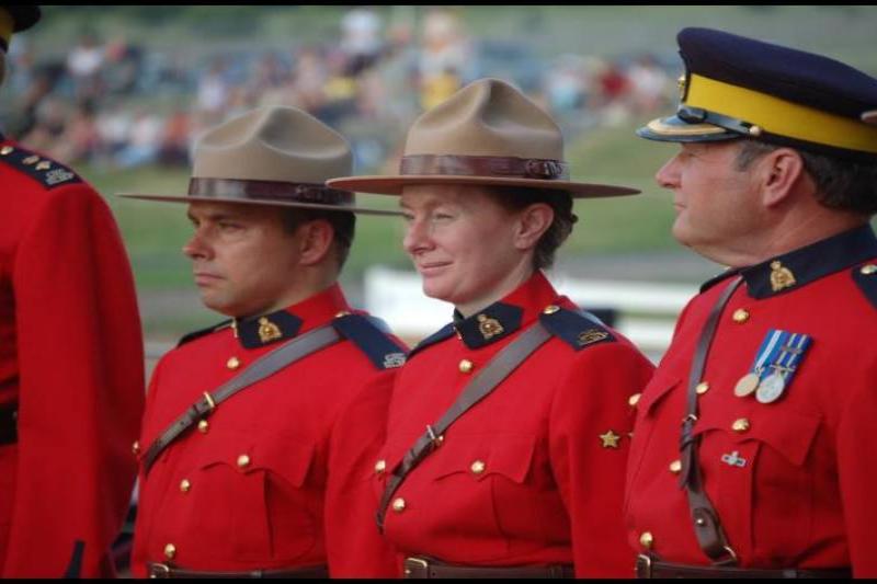 RCMP в красных мундирах на церемонии в Канаде