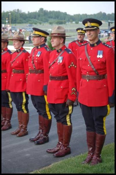 RCMP в красных мундирах на параде в Канаде