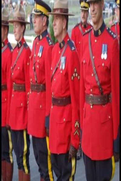 RCMP в красных мундирах на параде в Канаде