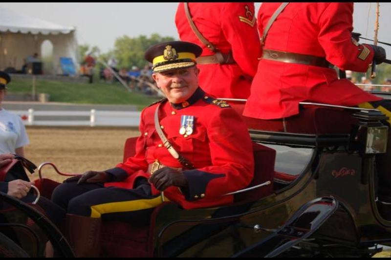 RCMP в красных мундирах на карете в Канаде