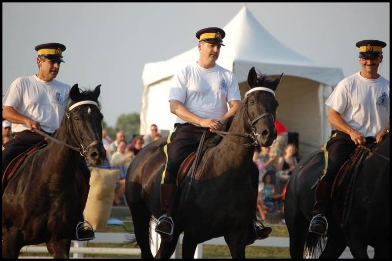 RCMP в форме 1930-х на параде в Канаде