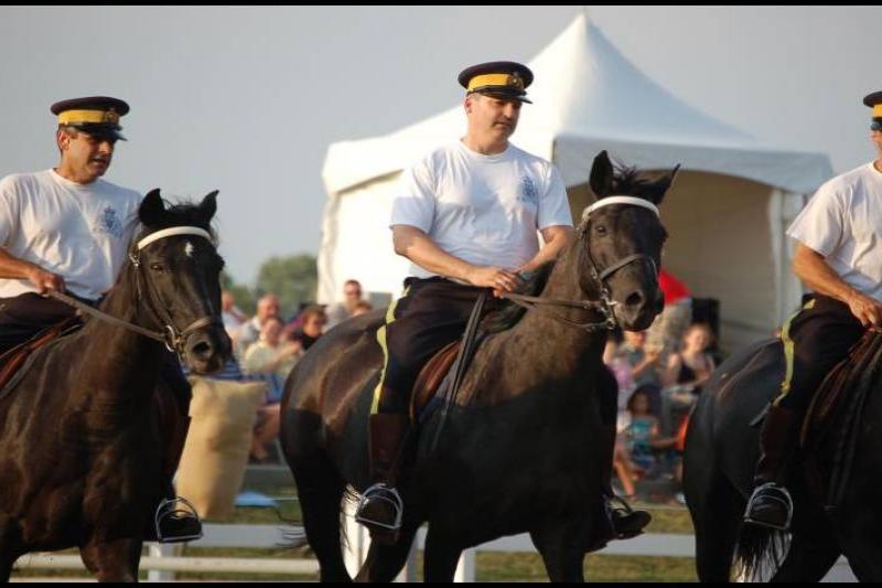 RCMP в форме 1930-х на параде в Канаде