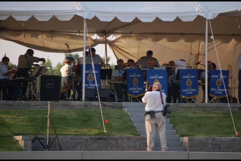 RCMP Central Band выступает под белым навесом в Оттаве
