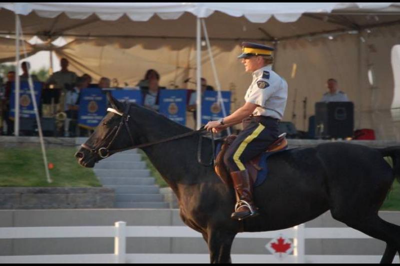 RCMP-конный патруль на церемонии под белым шатром в Канаде