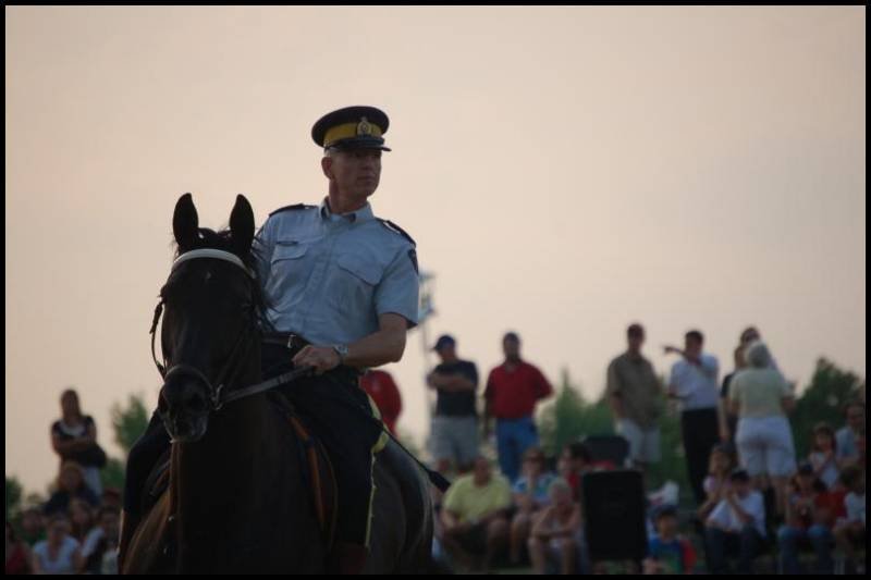 RCMP-конный патруль на вечернем мероприятии в Канаде