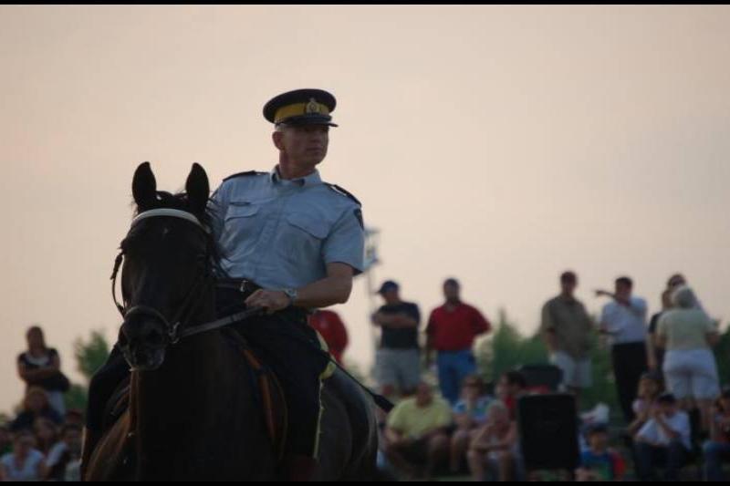 RCMP-конный патруль на вечернем мероприятии в Канаде