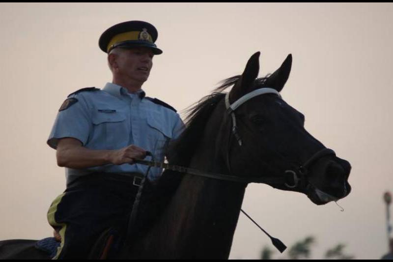 RCMP-полицейский на коне в Канаде, сумерки