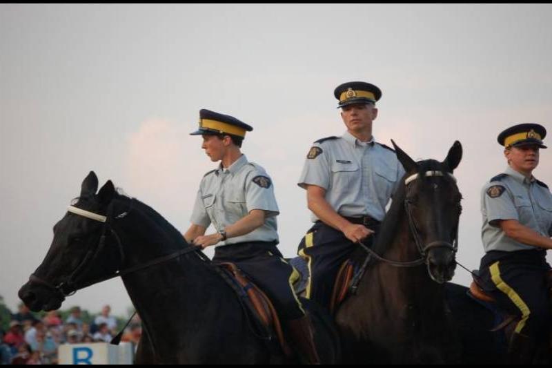 RCMP в форме на конях у стадиона в Канаде
