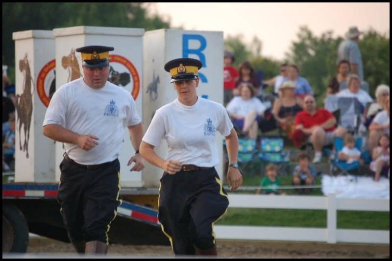 RCMP в движении на фестивале в Канаде: два участника в форме с желтыми полосами
