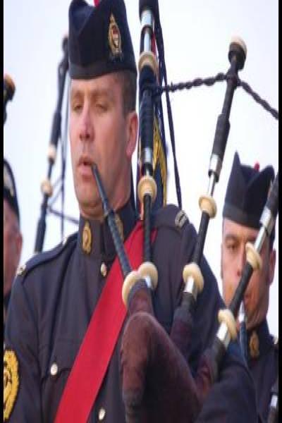 RCMP в форме с шотландскими гаитами и фолк-пайперами в Канаде