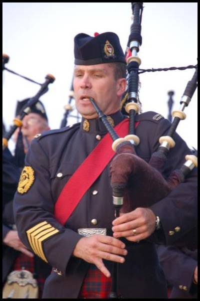 Портрет пайперa в форме RCMP на церемонии в Канаде