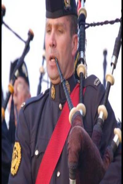 Портрет пайперa в форме RCMP на церемонии в Канаде