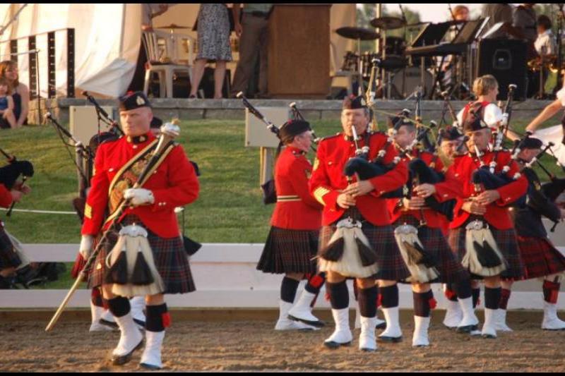 RCMP в красных мундирах и килтах на церемонии в Канаде