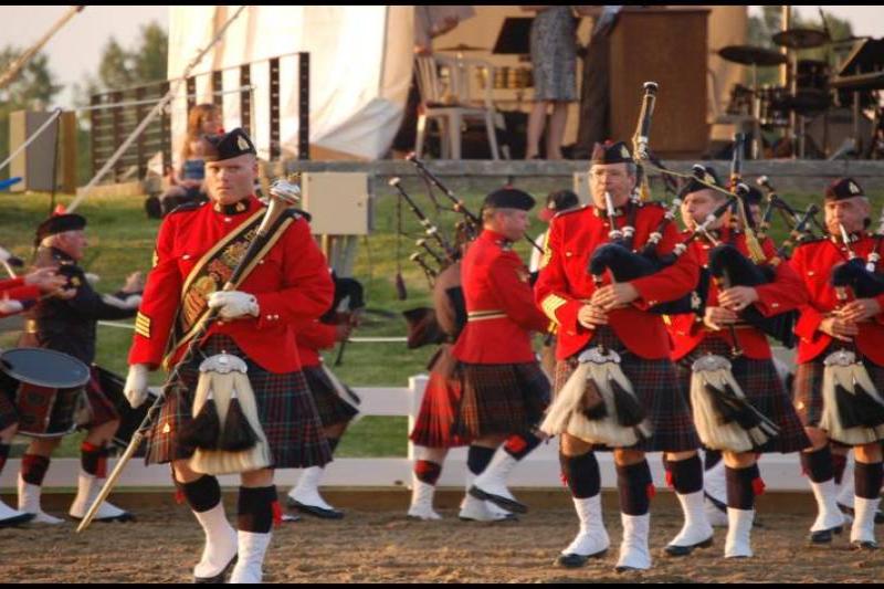 RCMP в красных мундирах и килтах на церемонии в Канаде