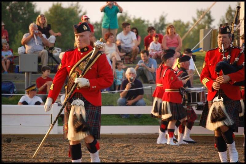 RCMP в красных мундирах и килтах на церемонии в Канаде