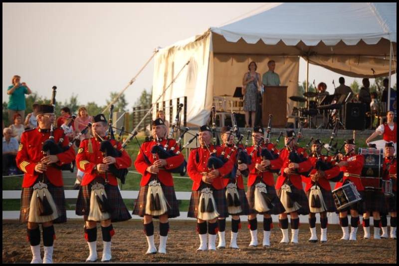 RCMP в красных мундирах и килтах на фестивале в Канаде