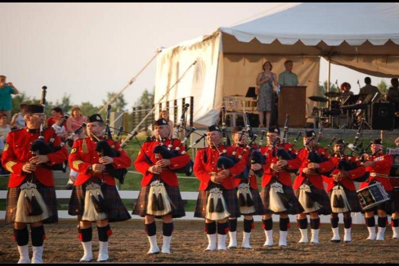 RCMP в красных мундирах и килтах на фестивале в Канаде
