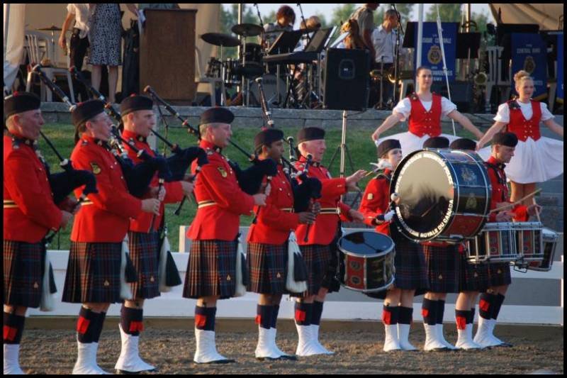 RCMP в красных мундирах и клетчатых килтах на фестивале в Канаде