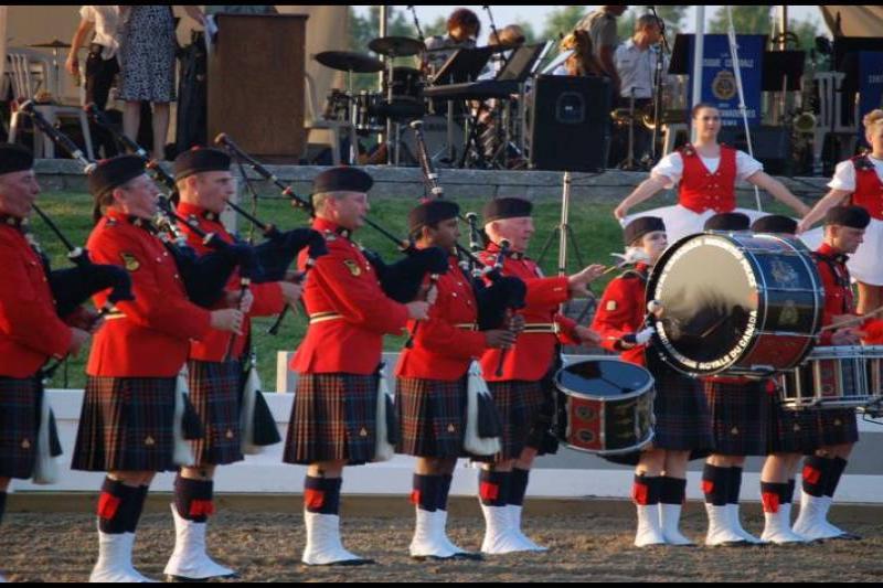 RCMP в красных мундирах и клетчатых килтах на фестивале в Канаде