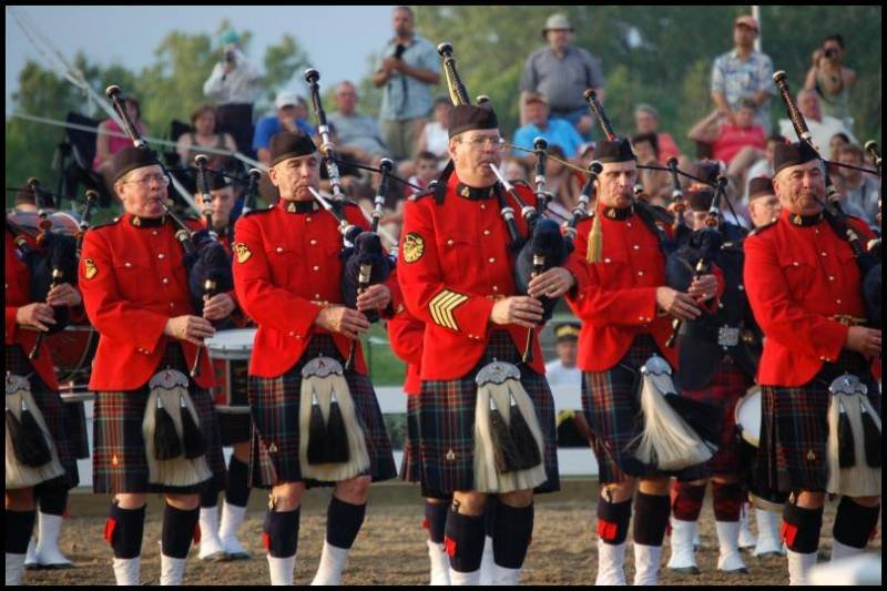 RCMP в красных мундирах и килтах на параде в Канаде