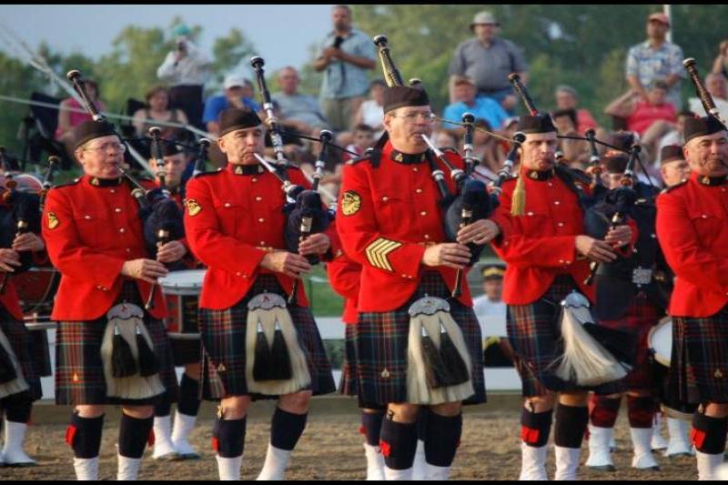 RCMP в красных мундирах и килтах на параде в Канаде