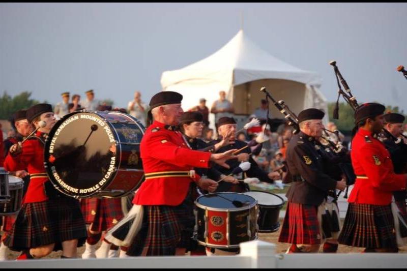 RCMP в традиционной форме на церемонии в Канаде