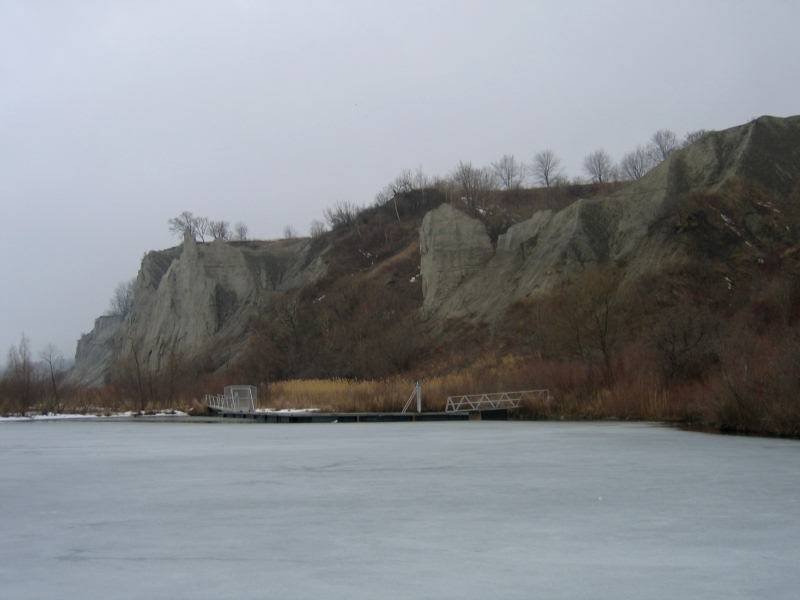 Scarborough Bluffs: ледяная гладь у подножия обрывов