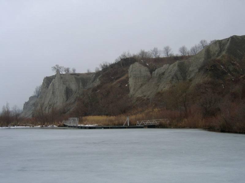 Scarborough Bluffs: ледяная гладь у подножия обрывов