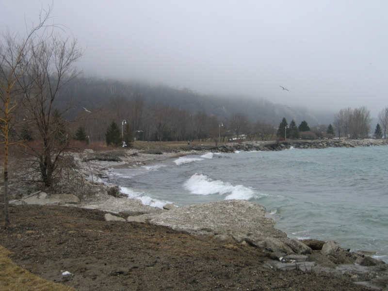 Scarborough Bluffs, Канада: туман над скалистым берегом и волнами
